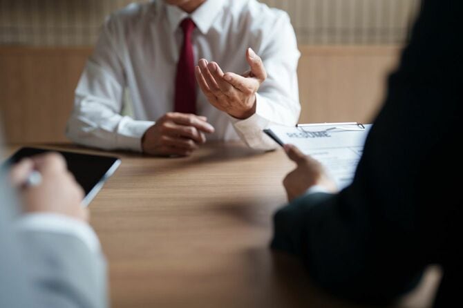 インタビューに答えるビジネスマン