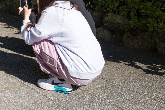 かかとをつけたまま座っている様子