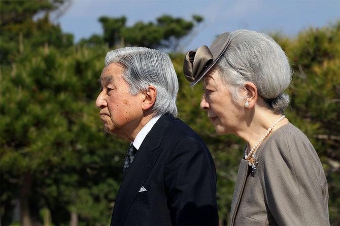 国立沖縄戦没者墓苑を訪問される天皇皇后両陛下(当時)=2018年3月27日