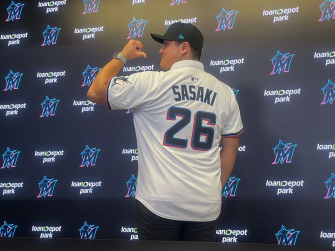 米大リーグ、マーリンズの入団記者会見に臨む佐々木麟太郎=2026(令和8)年7月23日、米マイアミ