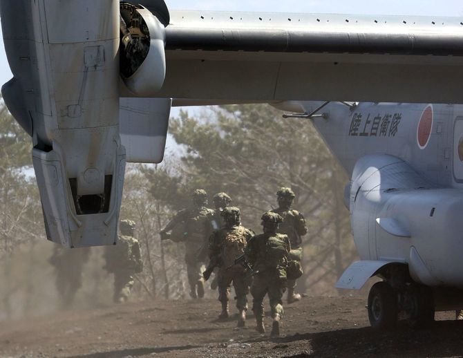 日米共同訓練に初参加した陸上自衛隊のオスプレイから降りる自衛隊員＝2022年3月15日午前、静岡県の東富士演習場［代表撮影］