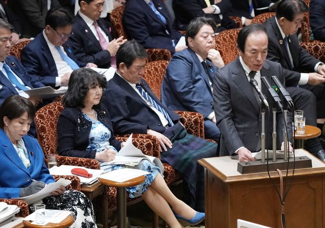 参院予算委員会で答弁する植田和男日銀総裁（右手前）＝2026年3月17日、国会内