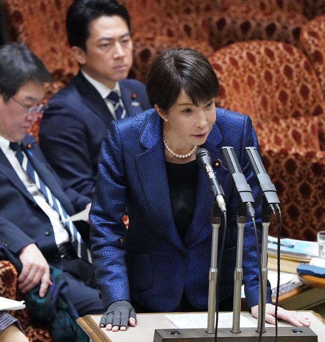 参院予算委員会で答弁する高市早苗首相（手前）＝2026年3月18日午前、国会内