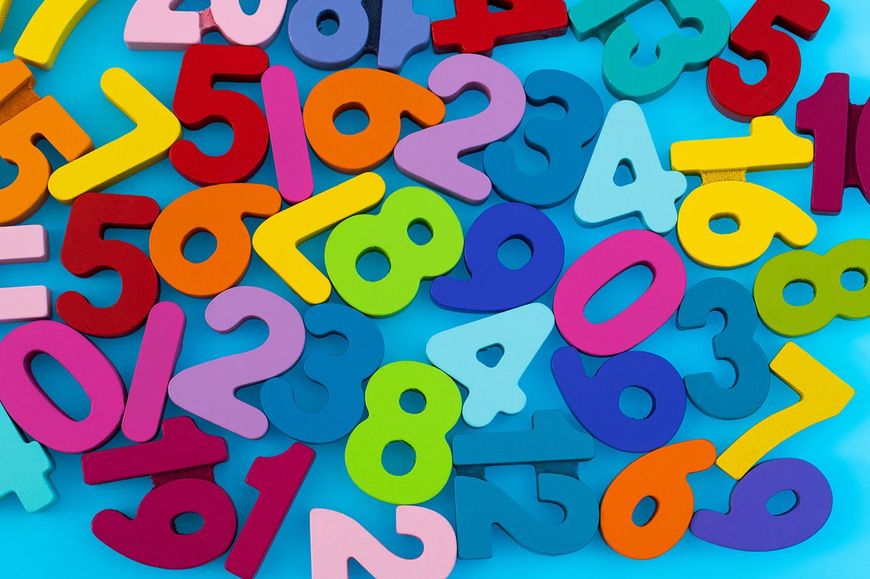 たくさんのカラフルな数字