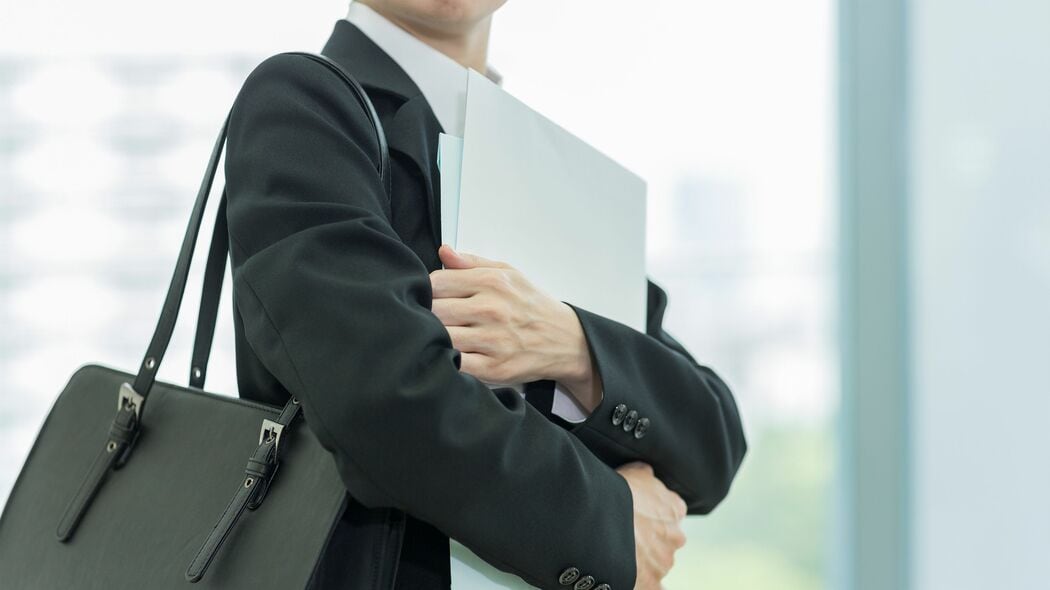 履歴書に｢真顔の写真｣は必要ない…1秒の努力で｢面接官の第一印象｣をアップさせる“証明写真の極意” 髪型ひとつで暗い印象を与えてしまう