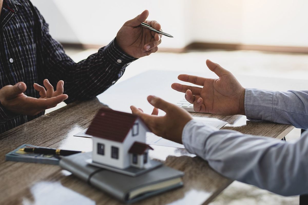 不動産業者は、住宅購入およびローン契約に同意した後、顧客と住宅および土地の購入について話し合います。
