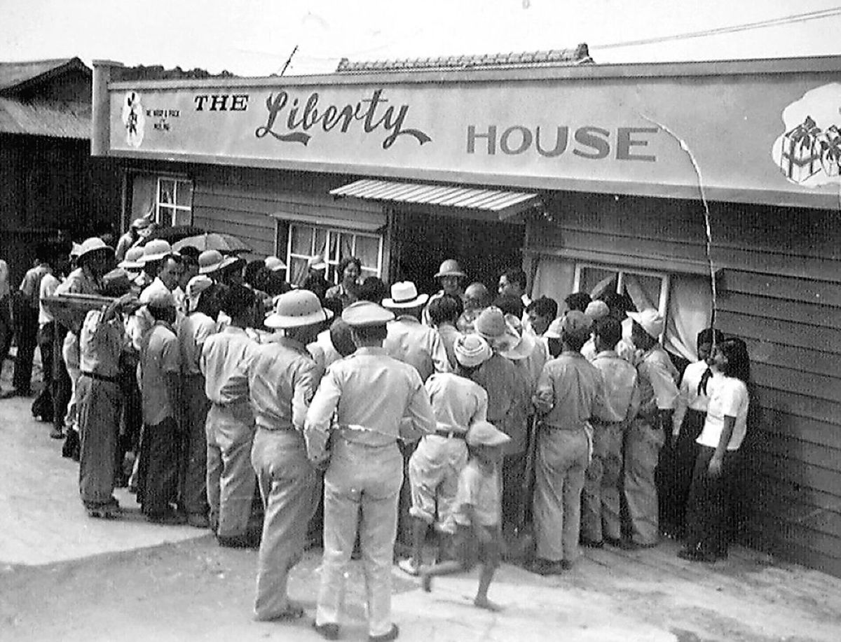 リウボウの前身「リバティーハウス」。1949年、那覇市牧志に開業し外国人向け土産品専門店として賑わった
