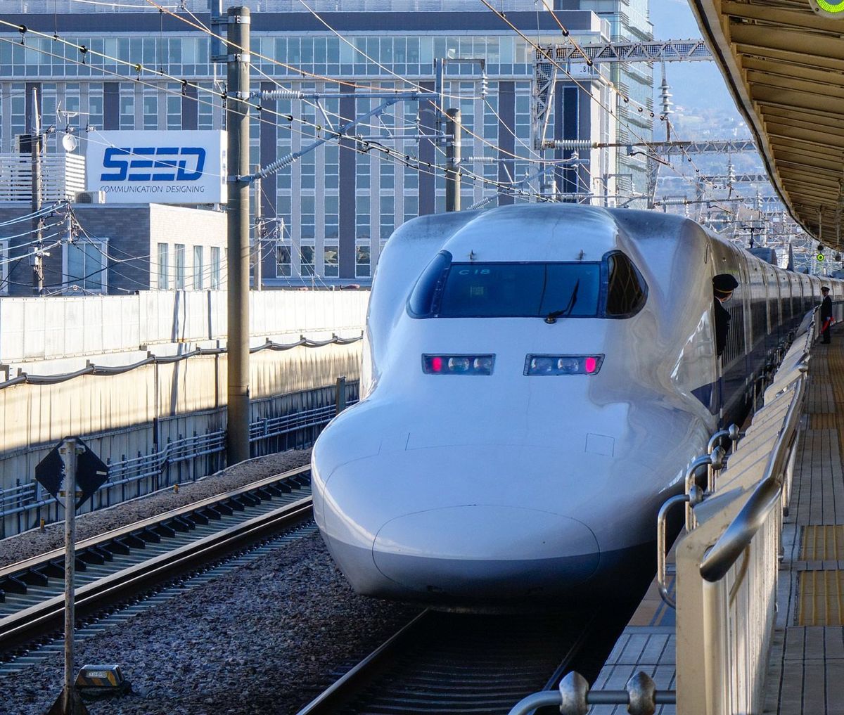 停車駅から発車しようとしている新幹線