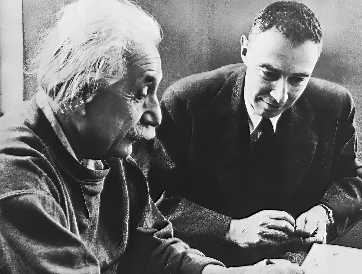アインシュタイン（左）とオッペンハイマー（右）、1950年