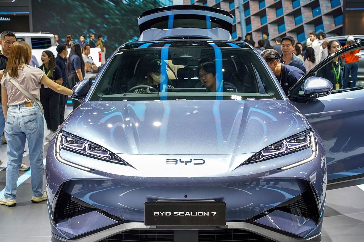 展示された中国BYDのEV＝2024年11月、バンコク