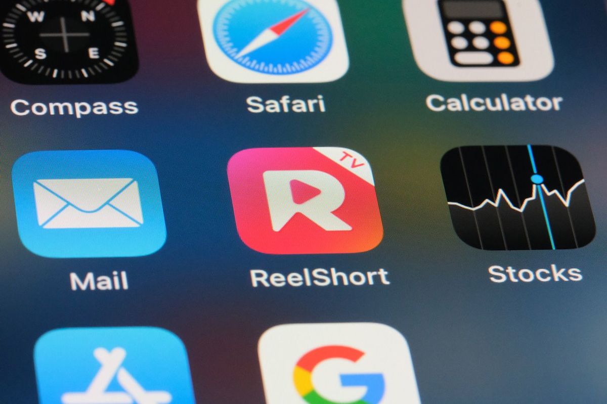 「ReelShort」のアプリがインストールされたスマホ