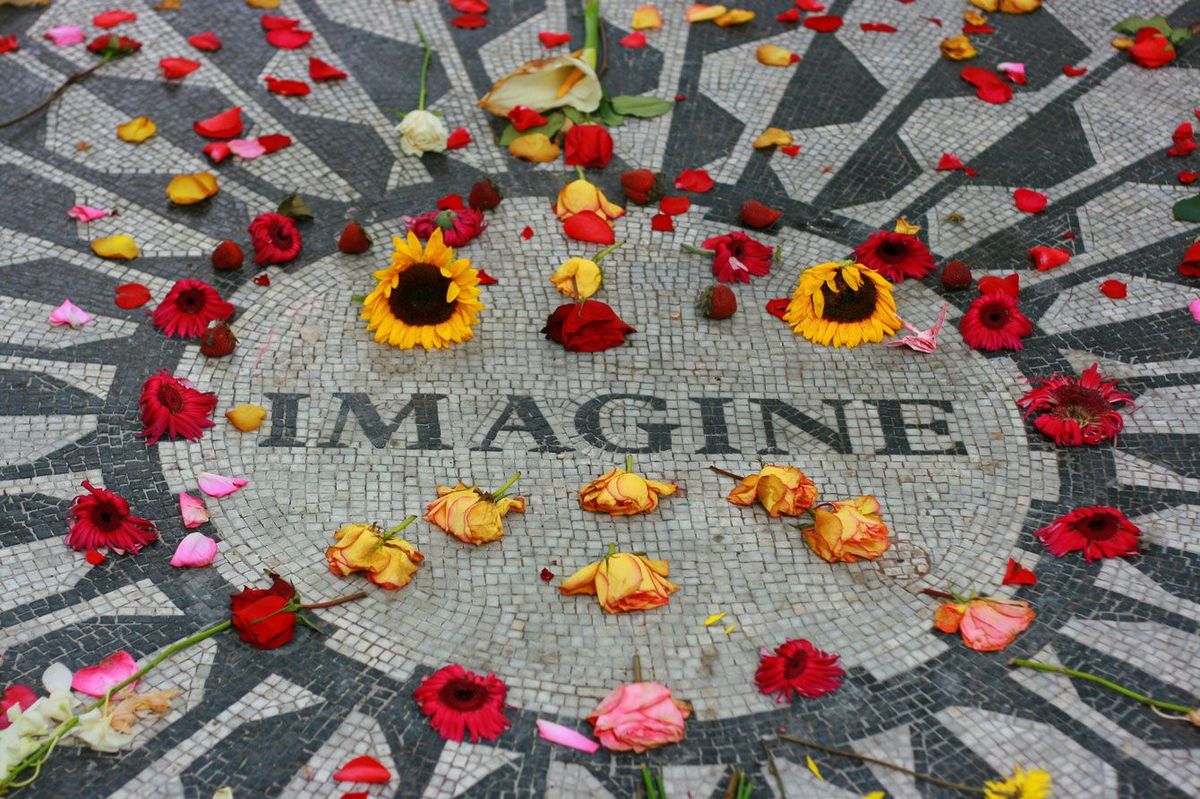 「IMAGINE」と書かれたニューヨーク州セントラルパークのジョン・レノン記念碑