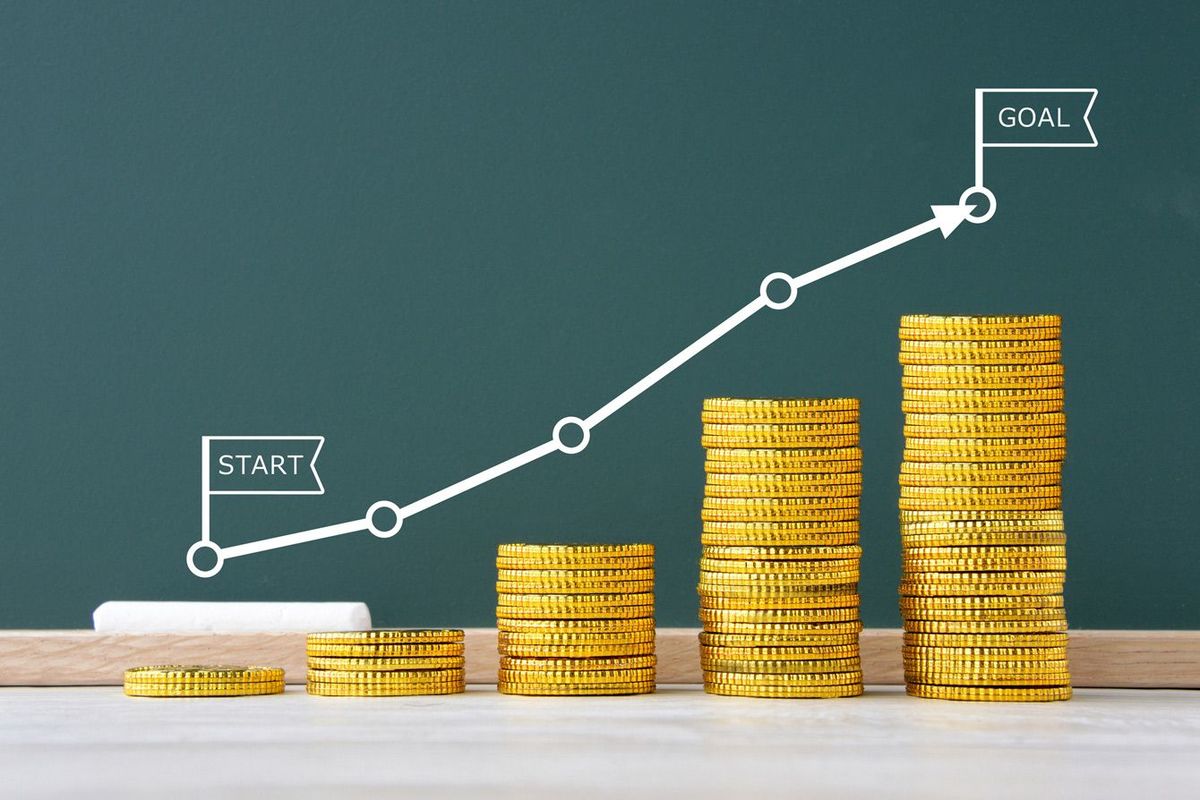 お金は徐々に高く積み上げられ、最初からゴールまで遠く離れた