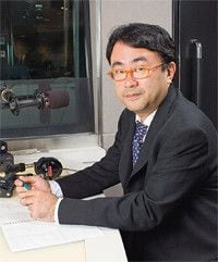 <strong>三谷幸喜</strong>●1961年生まれ。脚本家、演出家。日大芸術学部演劇学科卒。在学中の83年に劇団「東京サンシャインボーイズ」を結成。主な舞台作品に『12人の優しい日本人』『笑の大学』『オケピ！』『コンフィダント・絆』など。『古畑任三郎』『王様のレストラン』『新選組！』をはじめテレビドラマの脚本でも活躍。60億円強の興収をあげた『THE有頂天ホテル』ほか4本の映画を監督。ベストセラー『オンリー・ミー』など著書多数。月～金曜23:45～24:00J-WAVEに出演中 ヘアメイク／立身 恵