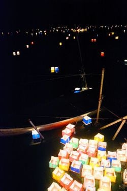 お盆の精霊流し（右京区・広沢池）