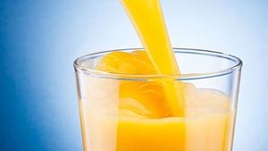 グラスに注がれるオレンジジュース