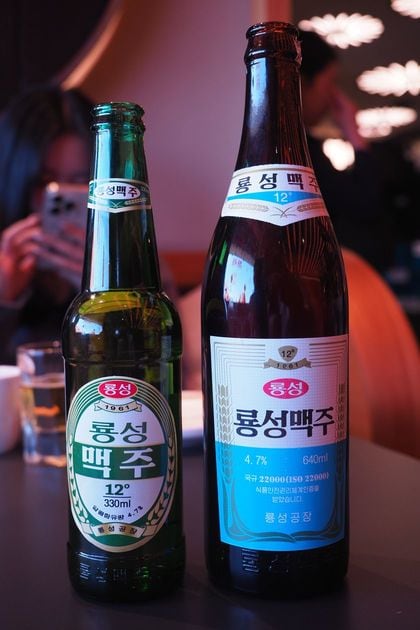 龍城ビール。小瓶は330ml、大瓶は640mlの2サイズ展開という点がなんとも親近感を覚える。