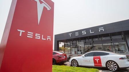 他社の電気自動車が増えるほどに不利になる｣テスラが依存してきた