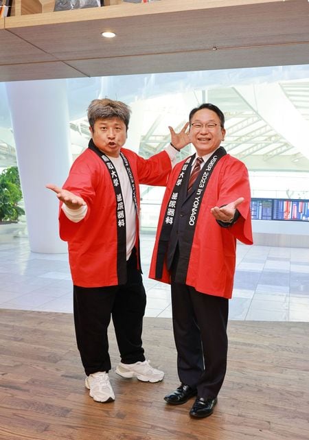 吉本興業所属の大谷ノブ彦さん（左）と鳥取大学医学部附属病院の武中篤病院長（右）