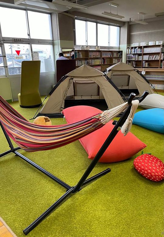 カーペット敷きの図書室