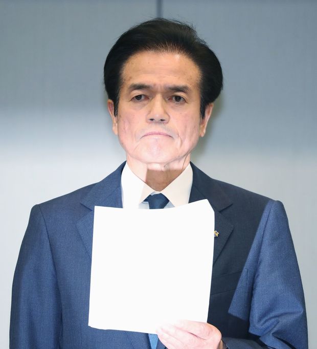 保険金の不正請求問題を受け、記者会見する中古車販売大手ビッグモーターの兼重宏行社長=2023年7月25日午前、東京都港区