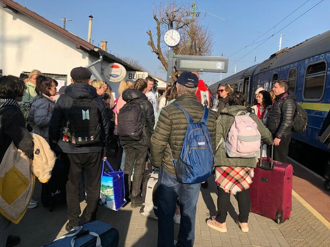 ブダペスト郊外の駅に到着したウクライナ難民たち。このあと、バスで市内の一時収容施設や知人宅などに移動する。