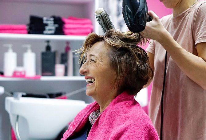 女性の美容院やヘアサロンで年配の女性