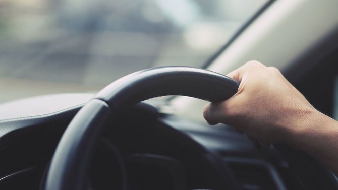 ハンドルを握る手元