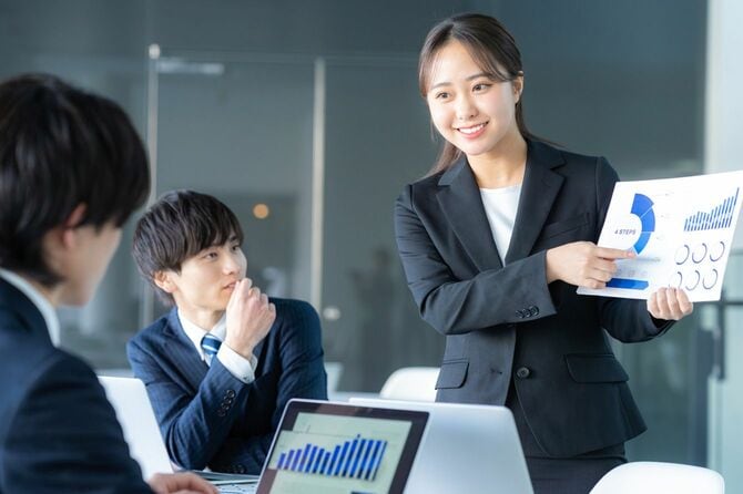 会議をしている若いビジネスマンたち