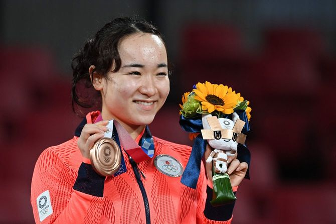 2021年7月29日、東京2020オリンピックの東京体育館で行われた卓球女子シングルスのメダル授与式で、獲得した銅メダルを手にポーズをとる伊藤美誠選手（20）＝スターツ。