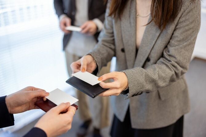 名刺を交換するビジネスパーソン