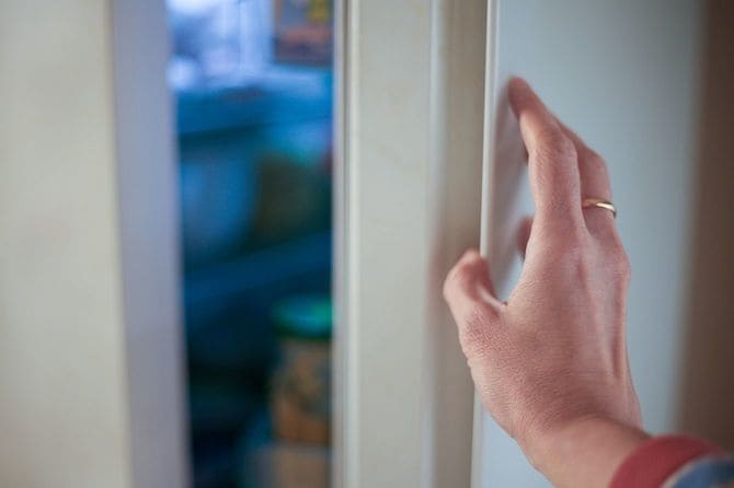 冷蔵庫のドアを開ける女性