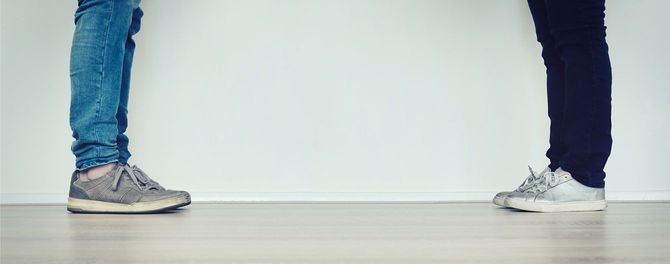 距離を置いて向かい合って立つ二人の足元