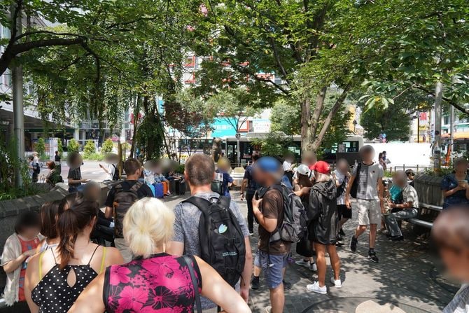 ハチ公前広場でたむろしまくる外国人観光客の集団