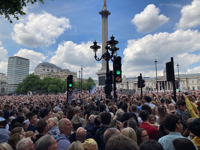 今年6月、プラチナ・ジュビリーを祝うトラファルガー広場の群衆