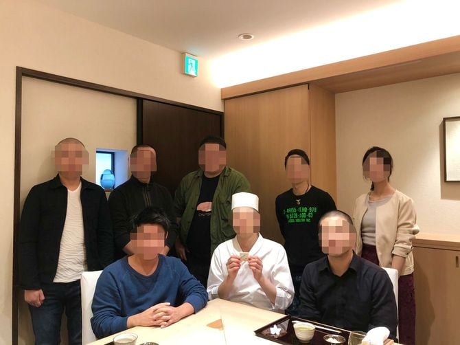 寿司職人に囲まれた寿司リーマン氏