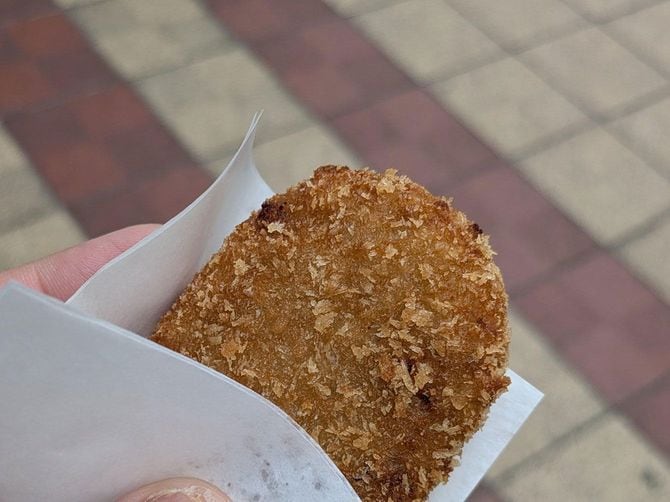 食べ歩きチケットで引き換えた「やまじん」のコロッケ