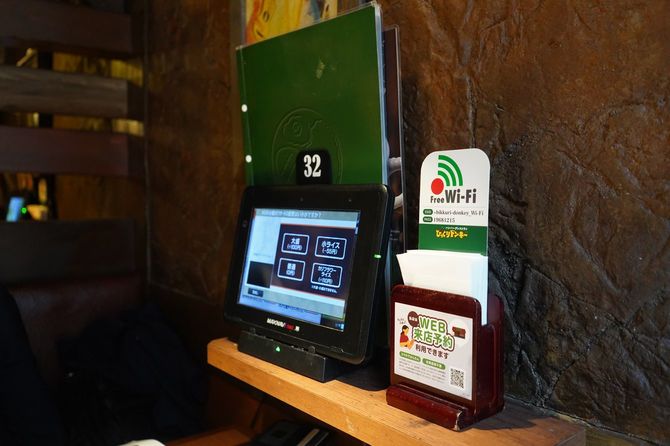 店舗に置かれているタブレットとメニュー