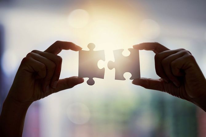 パズルピースをつなごうとする人