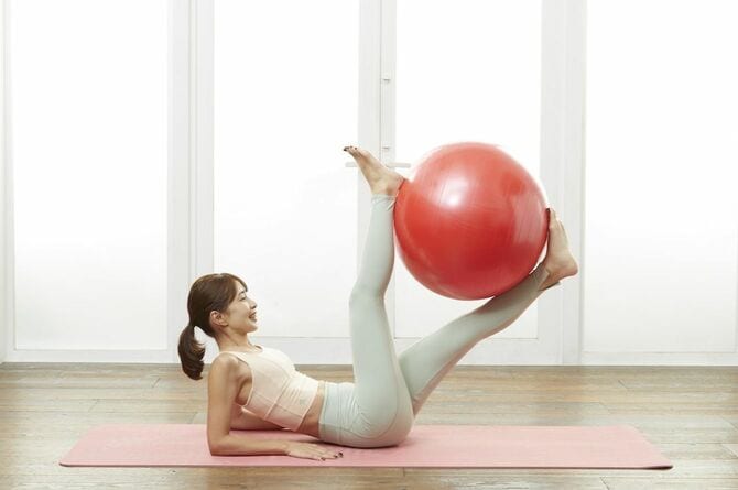写真⑧ 出典=SAYAKA『バランスボール「美やせ」革命』(プレジデント社)
