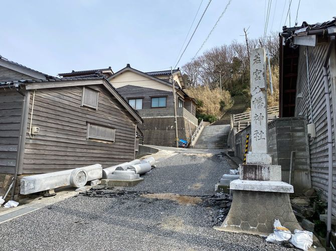 鳥居が倒壊した若宮八幡神社