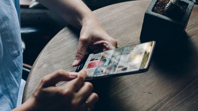 若い女性がスマホでインスタグラムを見ている