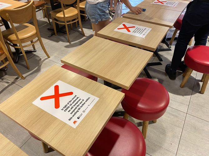 街中に着席禁止などの表示がはられている。