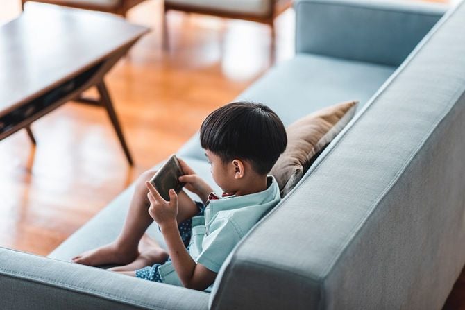 リビングでスマホを使う子供