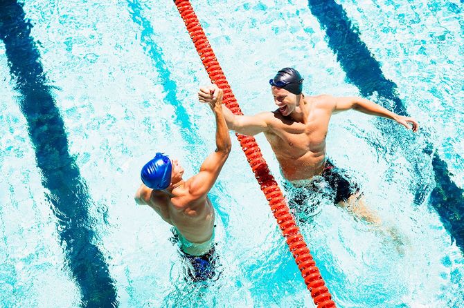 二人のスイマーが握手