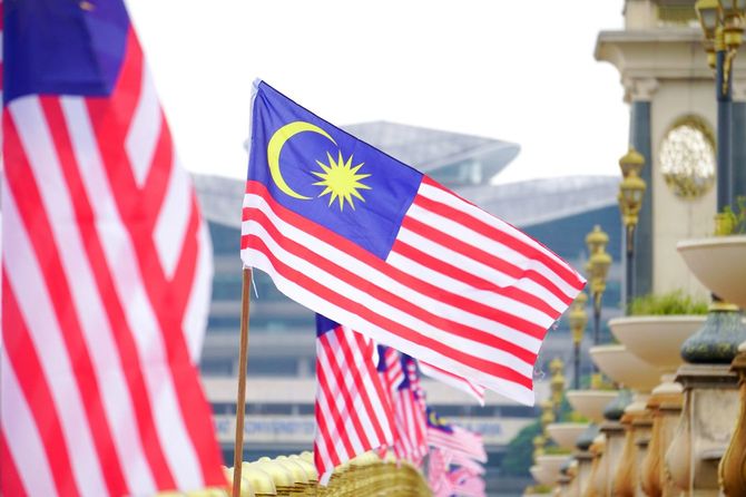 マレーシアの国旗が並べられた通り