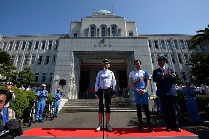 2012年の「しまなみ海道サイクリング」参加中に愛媛県庁に立ち寄り、あいさつするジャイアント会長（当時）の劉金標氏。右隣は中村知事（ジャイアント・ジャパン提供）