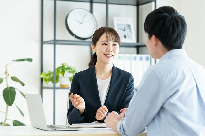 客に説明する女性営業