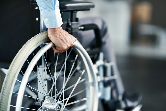 車椅子を動かす男性