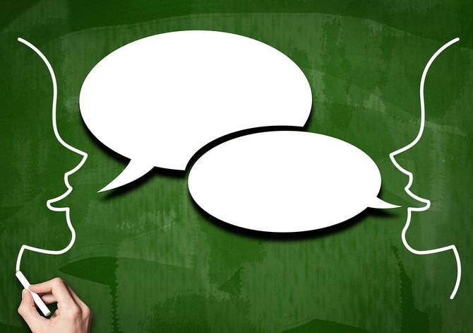 会話をする人たちのイラストのイメージ